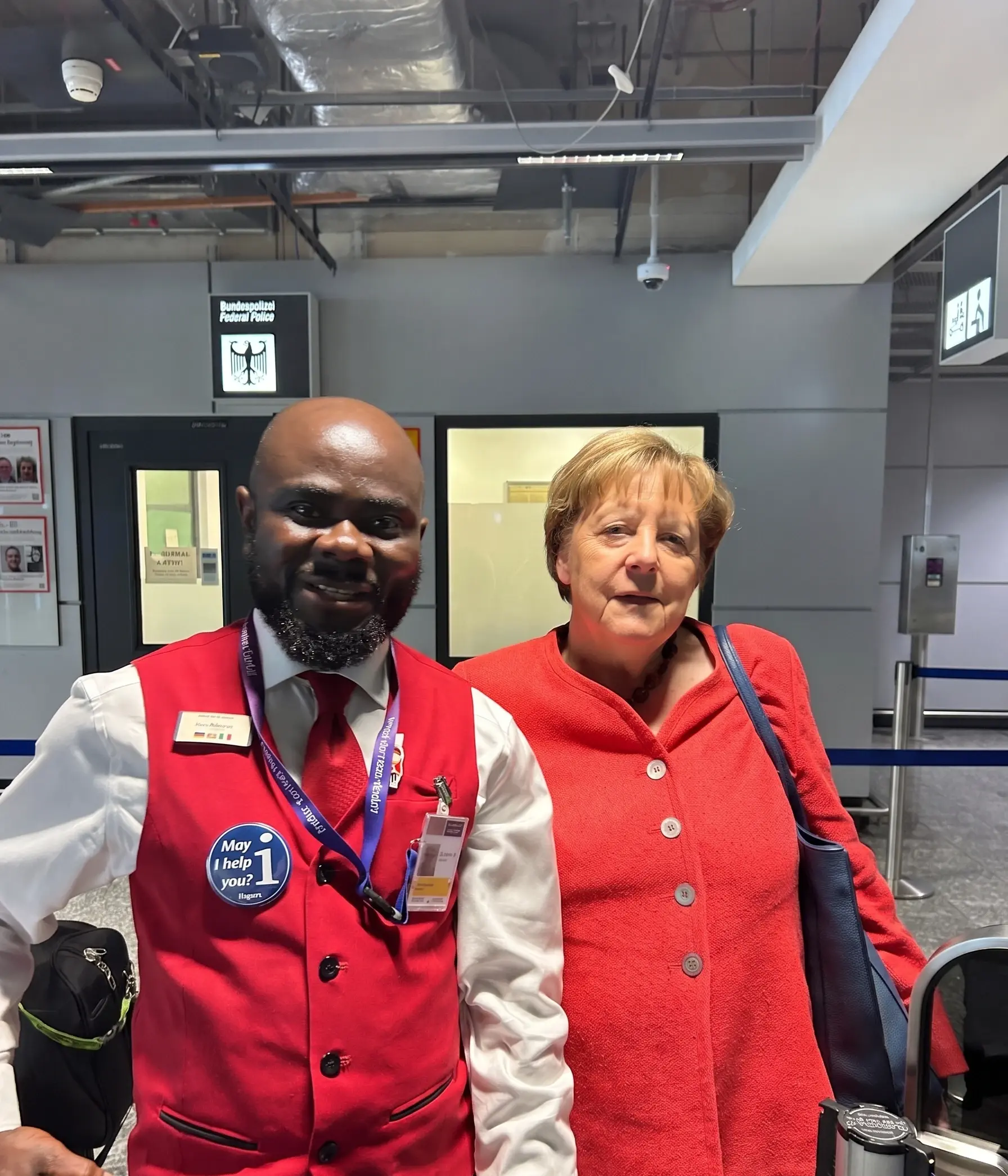 Fairline Consulting Mitarbeiter Godfrey Kingston Abraquah mit Angela Merkel am Flughafen Frankfurt